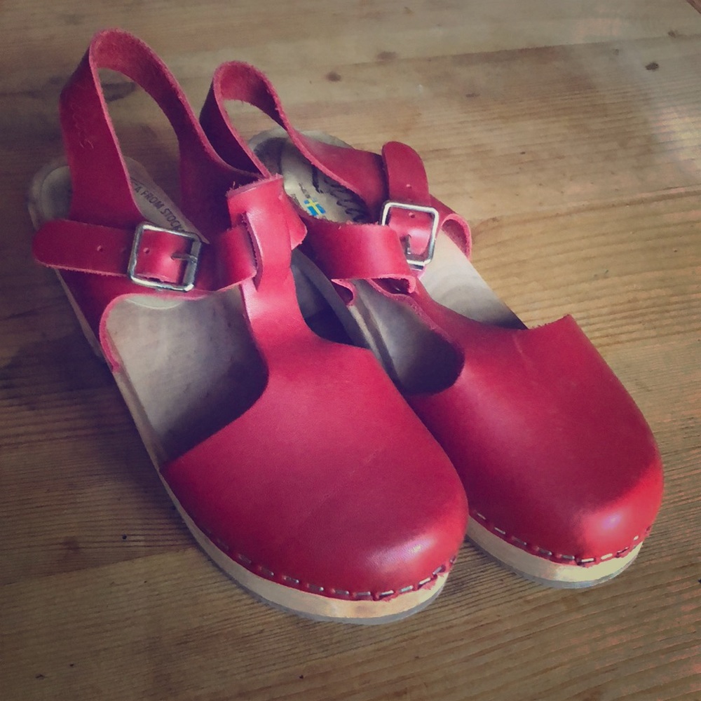 Red T Strap Lotta Clogs, worn twice!💃🏼💃🏼💃🏼